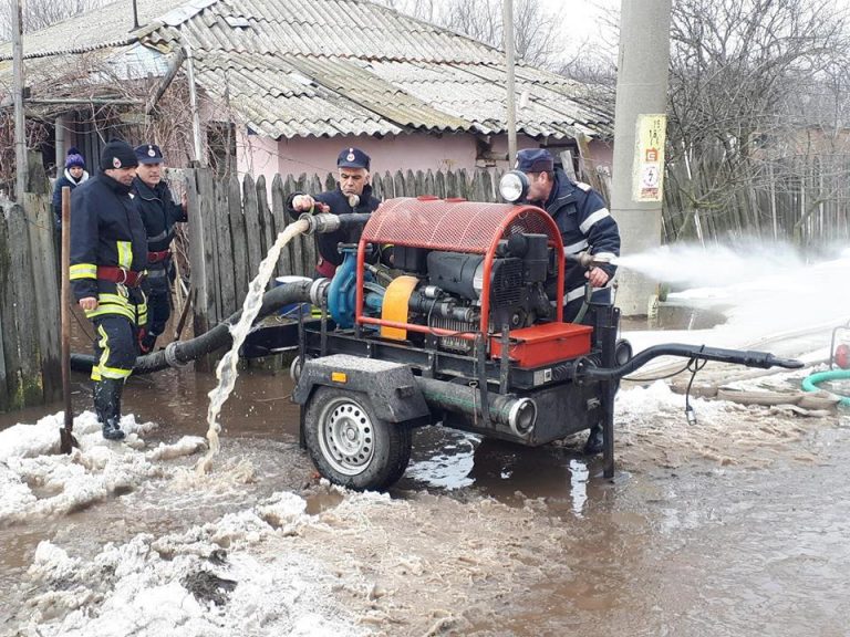 Efecte ale topirii zapezii: Gospodarii inundate in localitati din sase judete