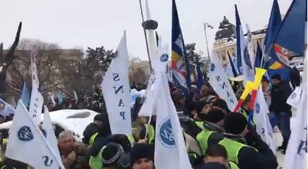 Sute de sindicalisti din politie si penitenciare, protest in fata MAI