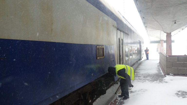 Vreme rea. Peste 60 de trenuri anulate, vineri