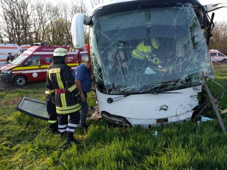 Grav accident in Teleroman: un om a murit. 9 persoane ranite, duse la spital