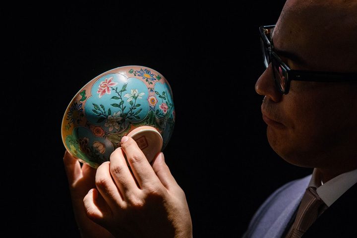 HONG KONG-CHINA-SOTHEBYS-AUCTION-BOWL-KANGXI - Ziarul National