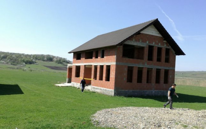Plimbat intre spitale, cu sase gloante in el