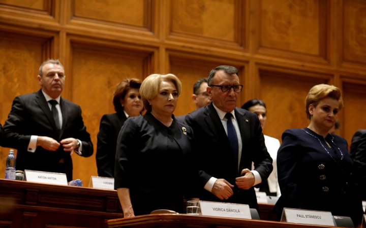 Pesedistii se scarpina din nou de-o remaniere