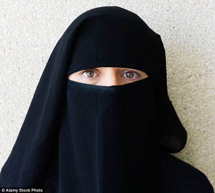 Poarta hijab pentru ca e blonda