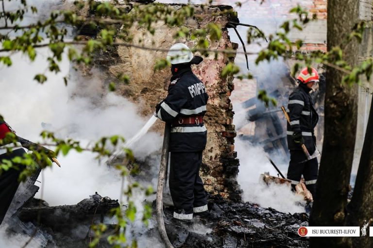UPDATE. Flacari si fum la un depozit din Capitala. Zeci de pompieri au luptat cu incendiul