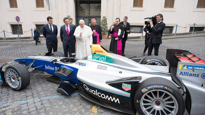 Papa Francisc  a sfintit o masina de curse