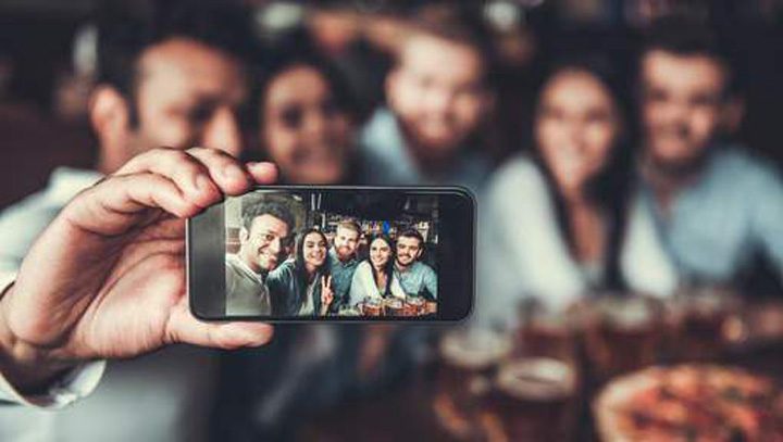 Friends makes selfie - Ziarul National