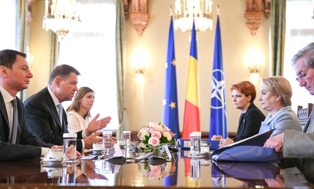 Iohannis, fata in fata cu Dancila si Vasilescu: „vedem ca exista categorii de salariati nemultumiti”