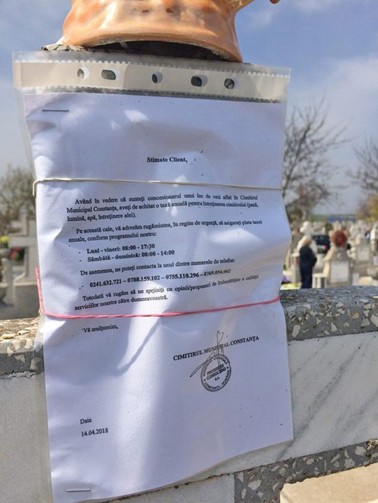 Notificari de plata pe crucile din cimitir