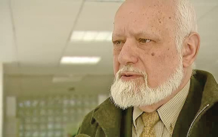 Septuagenarul Gelutu inghesuie Revolutia intre clitoris si metafizica