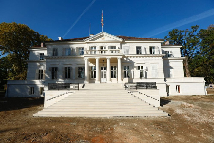 Casa Regala e pusa pe capatuiala