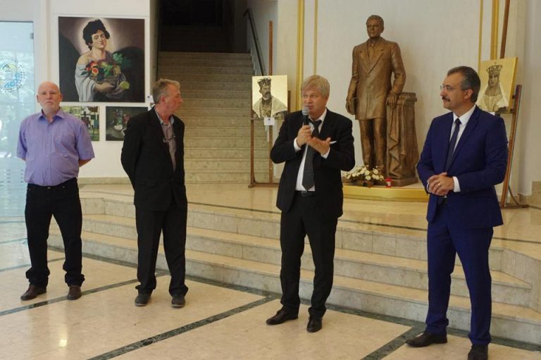 Picturi ale liceenilor de la „Dimitrie Paciurea”, intr-o expozitie dedicata Centenarului Marii Uniri