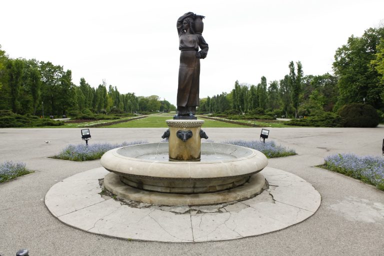 Fata cu ulciorul de apă din parcul Regele Mihai I