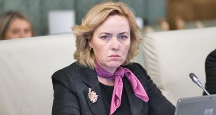 Deputatii dezbat motiunea simpla vizand-o pe sefa MAI