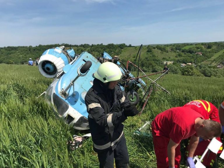 Elicopter cu doi oameni la bord, prabusit la Turda. Imagini de la locul accidentului