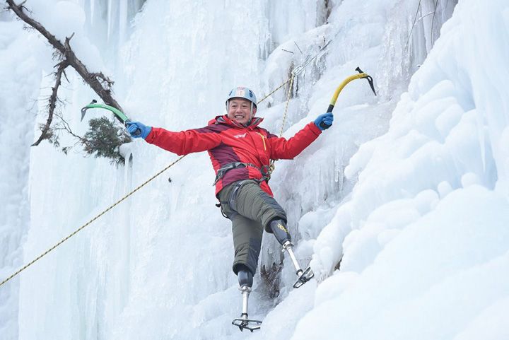 La 69 de ani, fara picioare, pe varful Everest