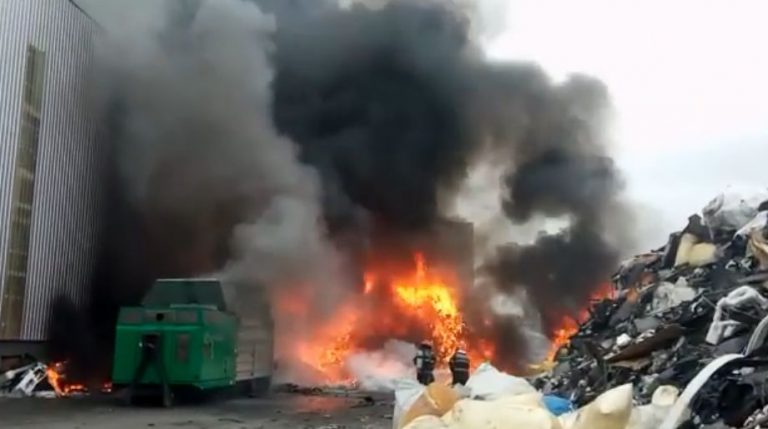 Incendiu puternic la un depozit de mase plastice din Prahova (VIDEO)