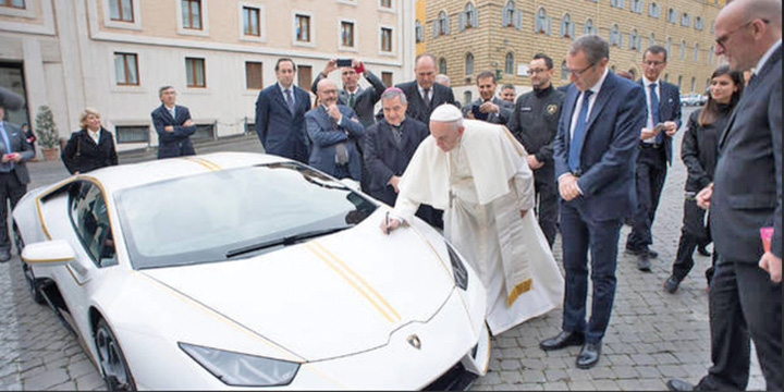 Un Lamborghini al Papei Francisc, vandut cu 715.000 de euro