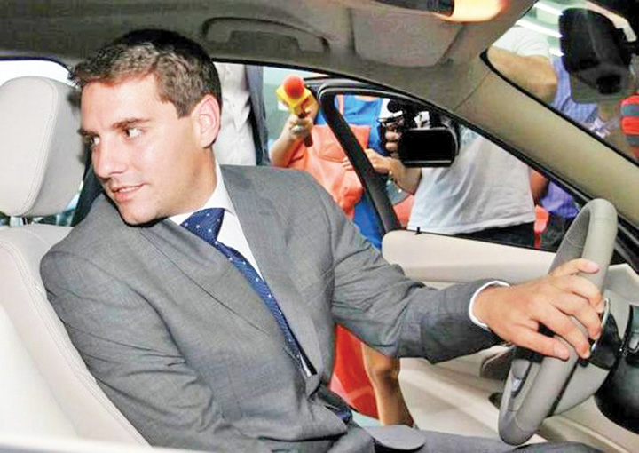 Fostul princepe Nicolae si-a busit  masina in Capitala
