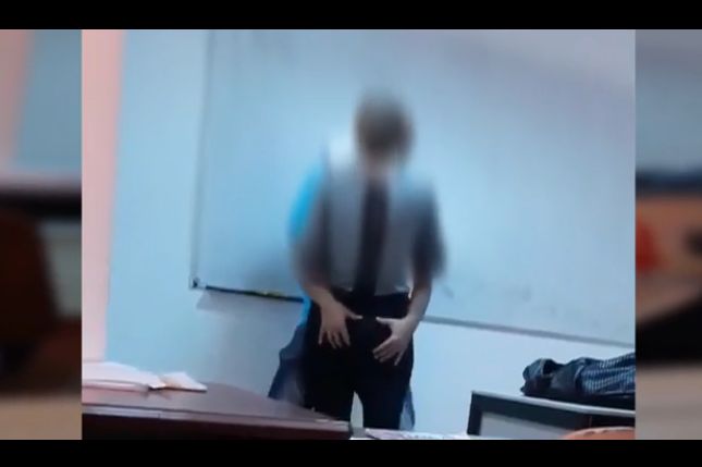 VIDEO. Profesor filmat sarutand o eleva de a IX-a, in fata clasei