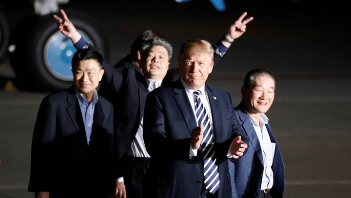 The three Americans formerly held hostage in North Korea gesture next to U.S.President Donald Trump, upon their arrival at Joint Base Andrews - Ziarul National