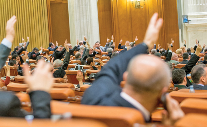Decizie finală: Guvernul POATE emite ordonanțe în vacanța parlamentară