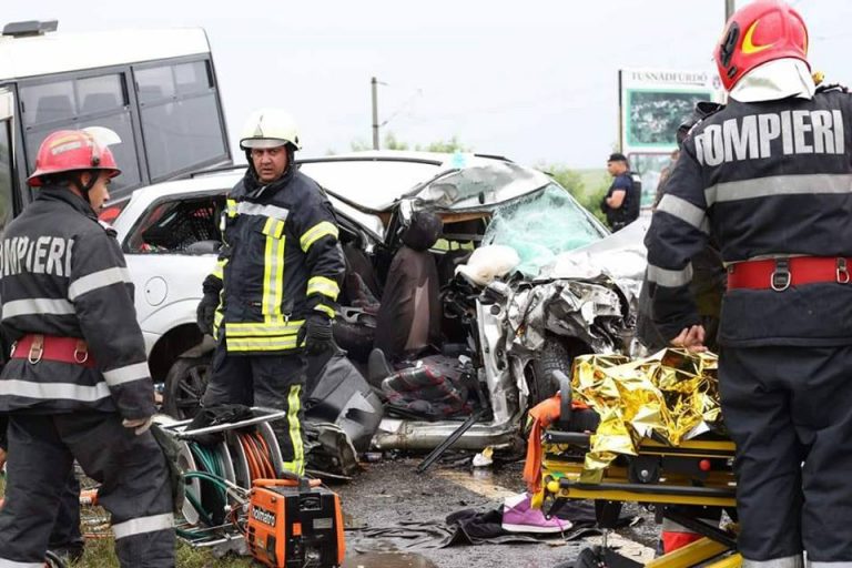 Plan Rosu. Accident grav cu un microbuz pe DN 12, la Sancraieni. Un mort si mai multi raniti