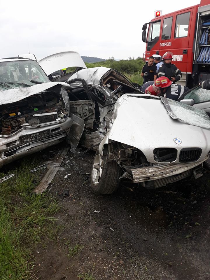 UPDATE: Elicopter SMURD la locul unui grav accident in Arad: un mort si cinci raniti