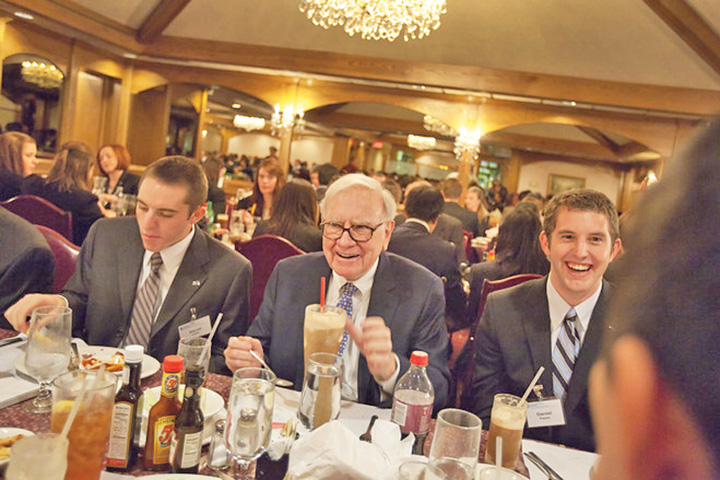 Un pranz cu Warren Buffet costa peste 3 milioane de dolari