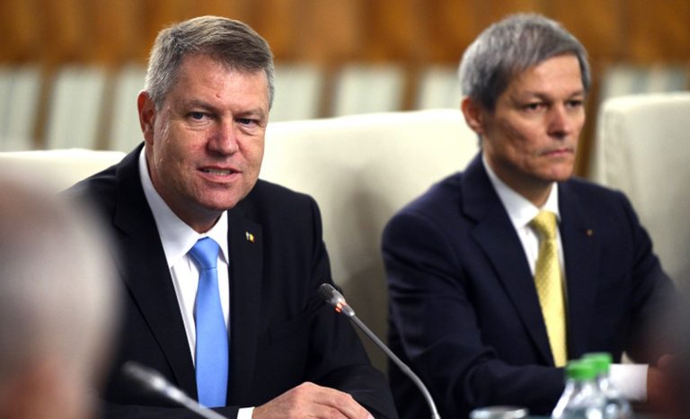 Klaus Iohannis il ingroapa pe Ciolos. Si odata cu el toata opozitia