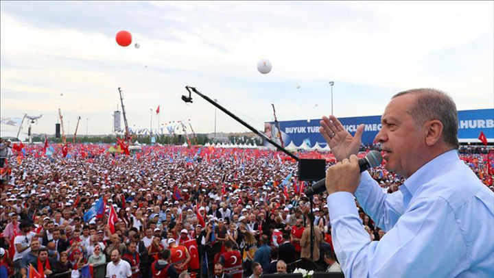 Lui Erdogan i-au murit laudatorii