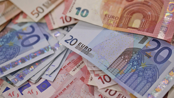 Euro Banknotes As Currency Declines To Nine-Year Low - Ziarul National
