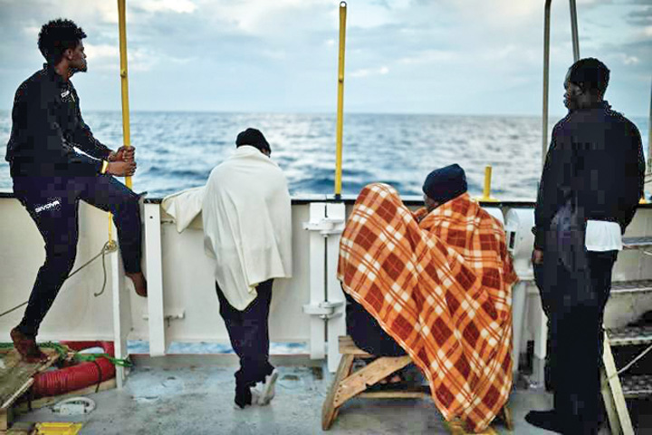 Nava cu sute de migranti, interzisa in porturi