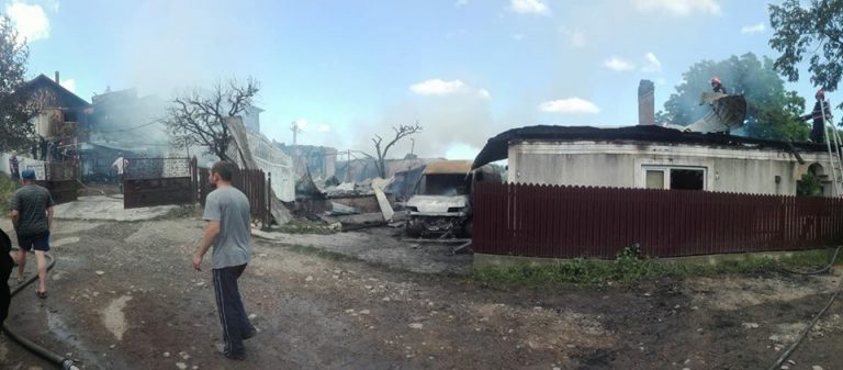 Incendiu puternic in Vrancea: oameni cu atac de panica, patru case afectate de flacari (FOTO)