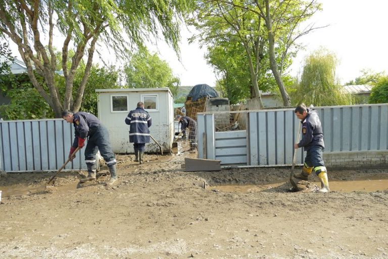Ploile au inundat locuinte, curti si subsoluri. Pagube in 22 de localitati