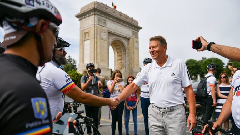 Klaus Iohannis, pe bicicleta prin Capitala, la „Pedalam pentru Romania” 