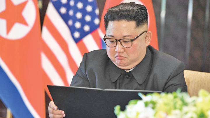 Kim si-a adus wc-ul la Singapore