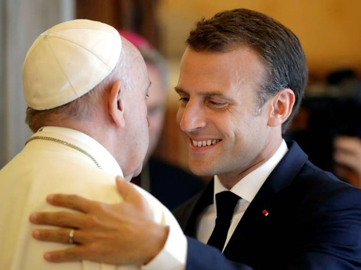 Macron a bifat si o poza cu Papa