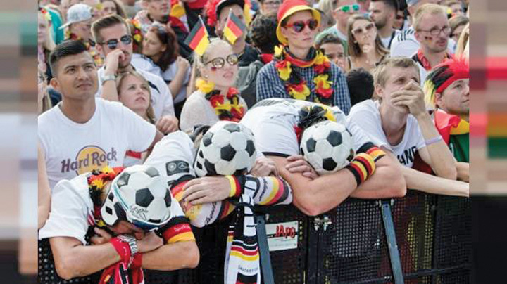 Merkel pierde si la fotbal