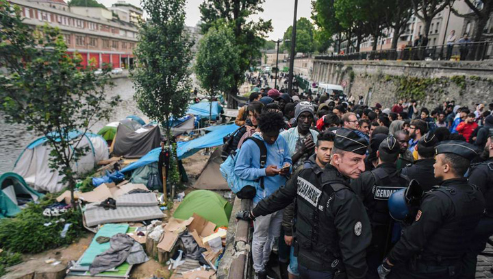 Parisul evacueaza taberele refugiatilor