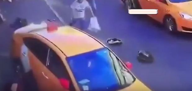 Imagini socante cu momentul in care un taxi a intrat in multime la Moscova (VIDEO)