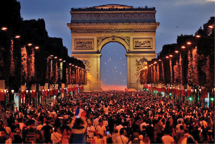 A rasunat Marseieza pe Champs-Elysees