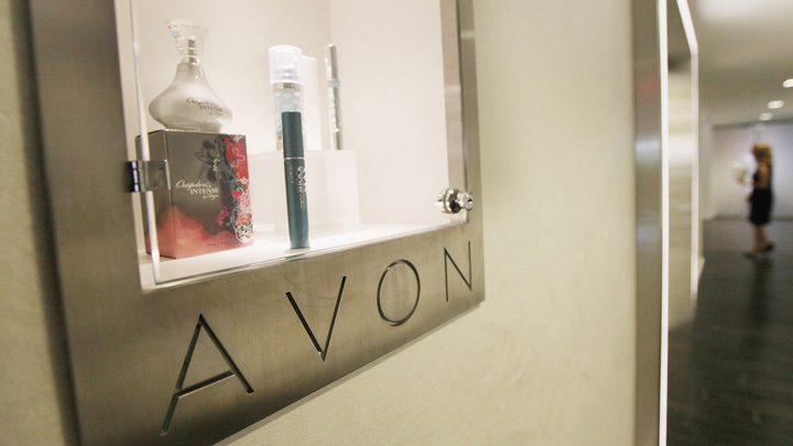 Avon vinde ultima sa fabrica