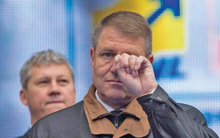 Iohannis isi pune piciorul in ghips!