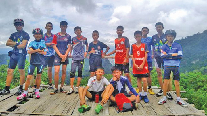 Toti cei 13 membri ai echipei de fotbal, SCOSI la suprafata in viata