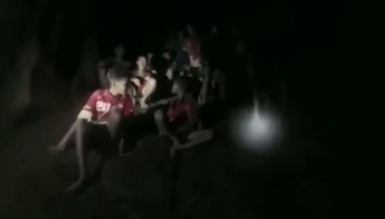 Toti cei 12 copii si antrenorul lor, salvati din pestera thailandeza (VIDEO)