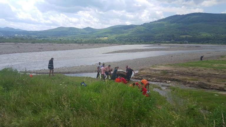 Inca o familie greu incercata: doua surori din Suceava au murit inecate