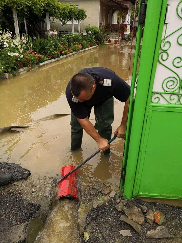 Alte persoane evacuate din calea apelor, in Valcea