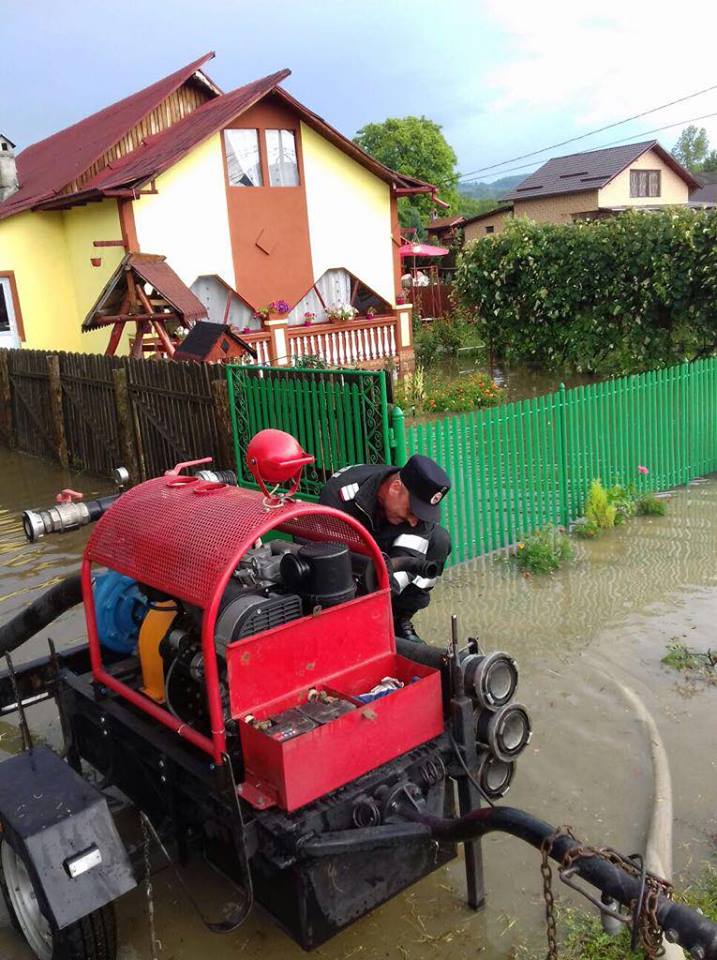 Rau iesit din matca. 70 de oameni dintr-o localitate valceana, evacuati cu tot cu animalele lor