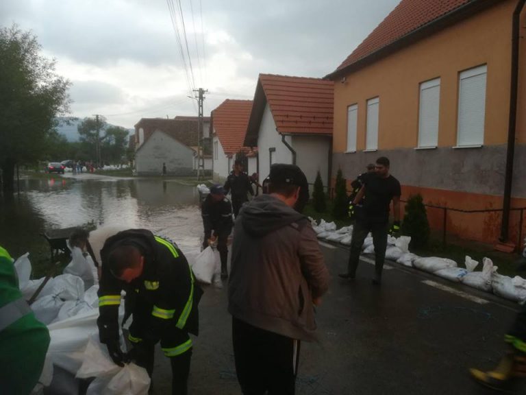 Inundatii. Peste 60 de localitati din 27 de judete, afectate. S-au construit 6 diguri temporare